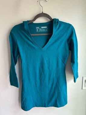 Fig Voyage hooded 3/4 length sleeve teal top. Size Small. Great condition!